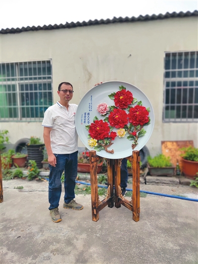 洛陽(yáng)花開(kāi)帝都牡丹瓷總經(jīng)理翟潤(rùn)圈： 用瓷定格牡丹的***美瞬間